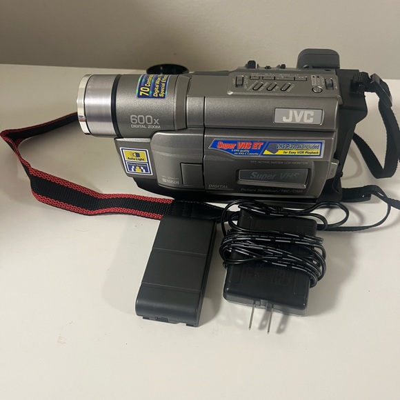 JVC GR-SXM245U Camcorder Camera No Tasted With Charger And Bag , cover takes off - Picture 2 of 16